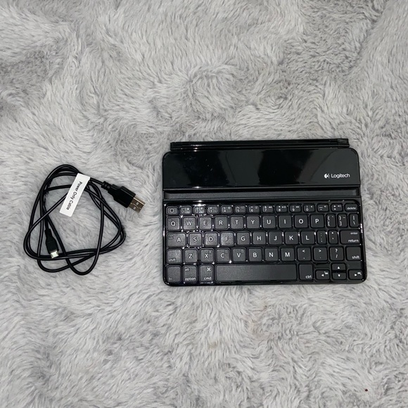 Bluetooth Logictech Magnetic Clip-On Keyboard - Picture 2 of 3